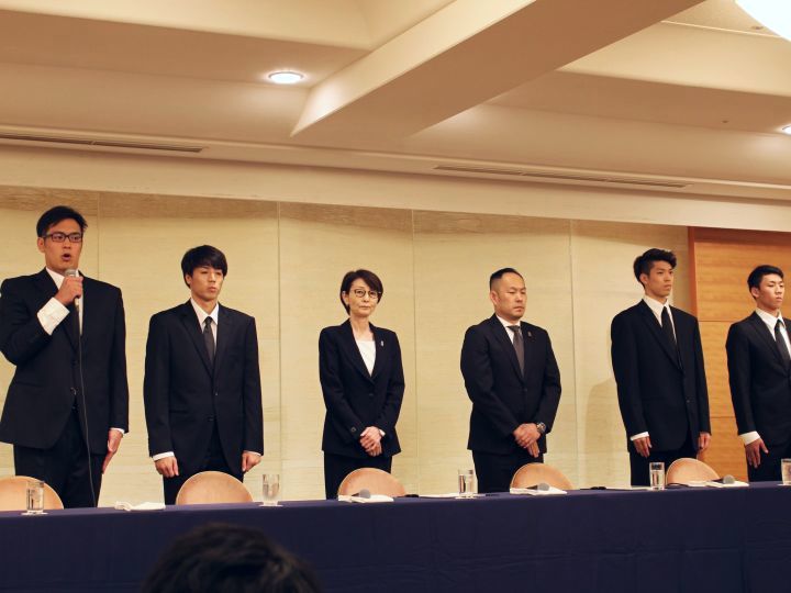 日本バスケットボール協会が緊急会見、不祥事で帰国した選手と三屋裕子会長が謝罪