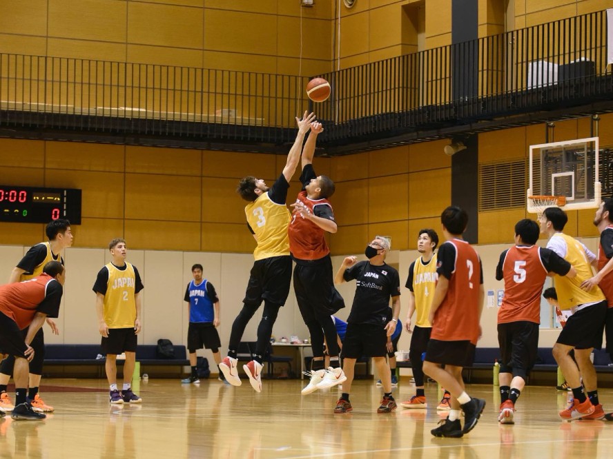 強化合宿を開始したバスケットボール男子日本代表、指揮官フリオ・ラマスは久しぶりの集結に「絆を強くしたい」