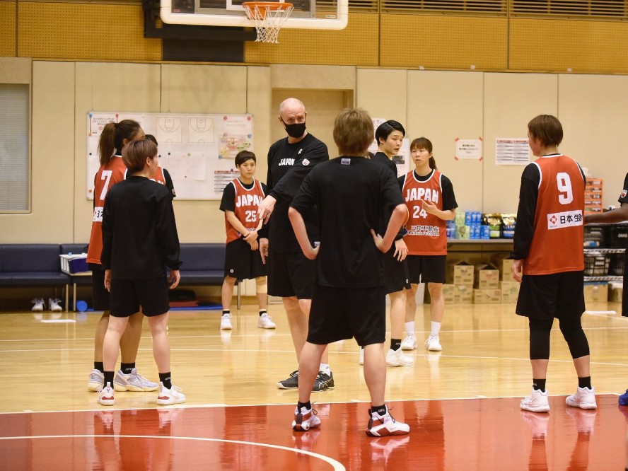 第3次強化合宿中のバスケ女子日本代表、指揮官トム・ホーバスは「チームは絶対にレベルアップしています」と手応え