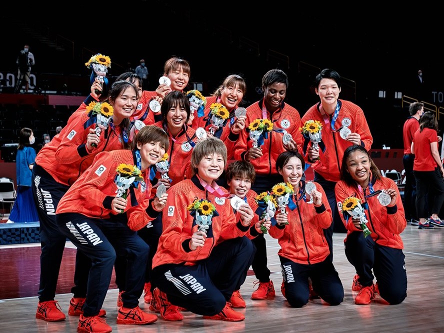 オリンピックで銀メダルを獲得したバスケ女子日本代表の報奨金は一人当たり500万円に、スタッフにも200万円の報奨金を授与 - バスケット ...