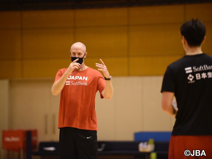 日本代表の新ヘッドコーチ、トム・ホーバスが強化合宿への手応えと目指すバスケを語る「プレースタイルは女子と一緒です」