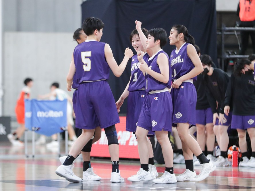 昨年準優勝の東京成徳大学が激しいディフェンスでゲームを支配、四日市メリノール学院を下して初戦突破