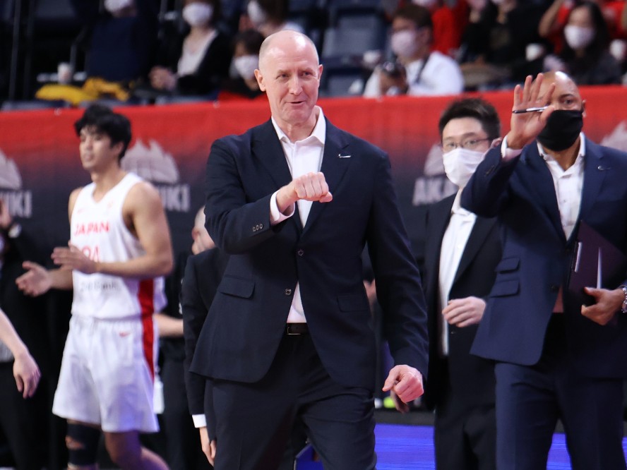 トム・ホーバス、新生バスケ男子日本代表での初勝利に喜ぶも「改善しなければいけないところはある」と気を引き締める