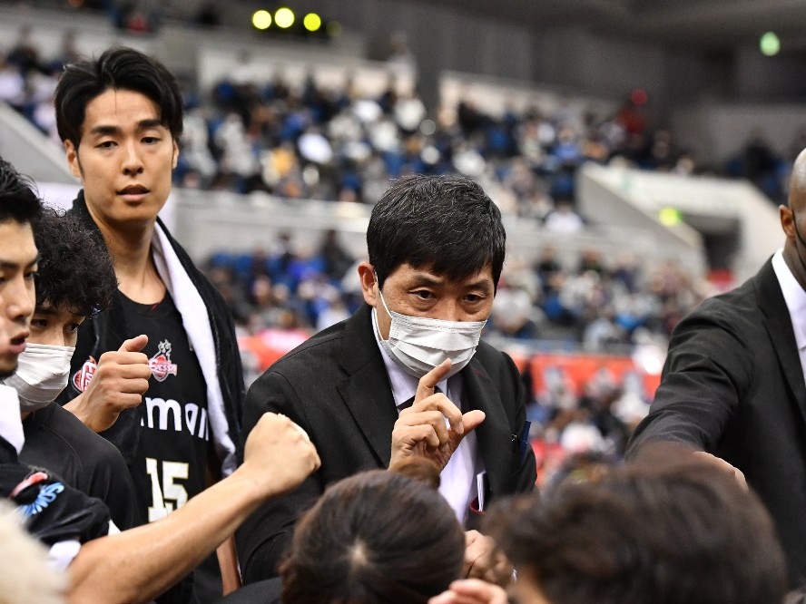 大阪エヴェッサが3シーズンを指揮した天日謙作ヘッドコーチの退任を発表、今シーズンは21勝36敗で西地区8位